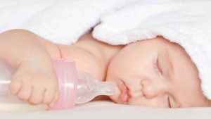 استفاده از بطری شیر برای آرام کردن و خواباندن کودک منجر به پوسیدگی زود هنگام دندانهای کودک می گردد.