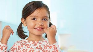 از سن ۳ سالگی معمولاً فواصل دندانی کودکان بسته می‌شود و باید با استفاده از نخ دندان نواحی بین‌دندانی را تمیز کرد.